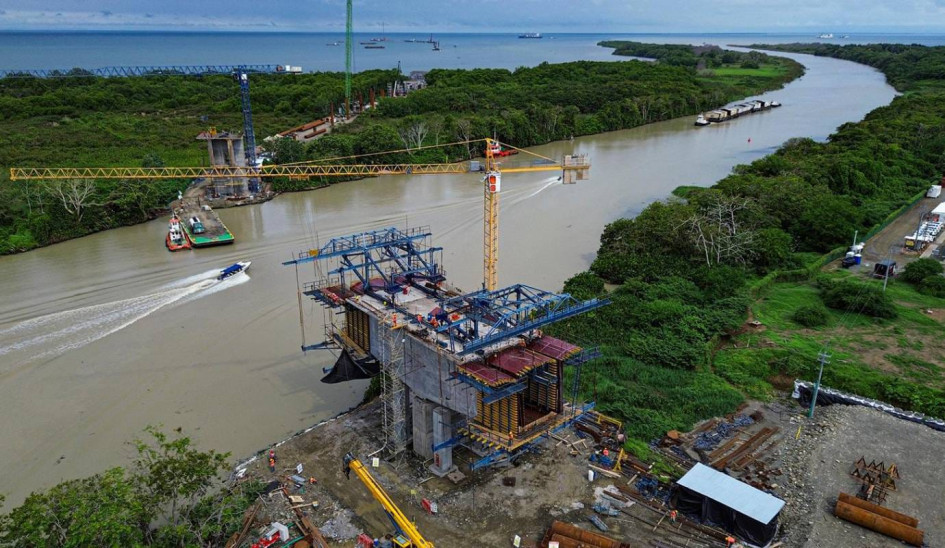 Dos secretarios de la Gobernación de Antioquia visitaron la capital de Caldas este jueves (20 de junio) para exponer el puerto que se construye en el golfo de Urabá y las ventajas que ofrecería al exportar productos por el océano Atlántico. Las obras se terminarían en el primer semestre del 2025. Conozca las voces de los representantes antioqueños, integrantes de la Alcaldía de Manizales y líderes gremiales. Dos secretarios de la Gobernación de Antioquia visitaron la capital de Caldas este jueves (20 de junio) para exponer el puerto que se construye en el golfo de Urabá y las ventajas que ofrecería al exportar productos por el océano Atlántico. Las obras se terminarían en el primer semestre del 2025. Conozca las voces de los representantes antioqueños, integrantes de la Alcaldía de Manizales y líderes gremiales.
