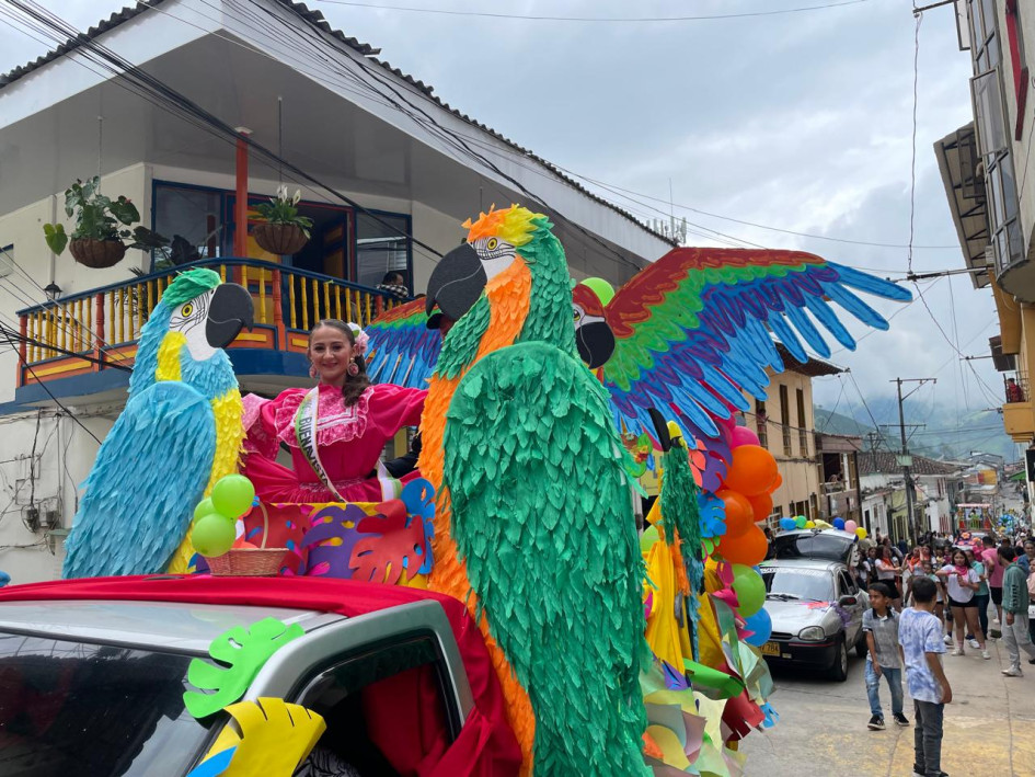 La representante de la vereda Buenavista estuvo rodeada de figuras de guacamayas. La representante de la vereda Buenavista estuvo rodeada de figuras de guacamayas.