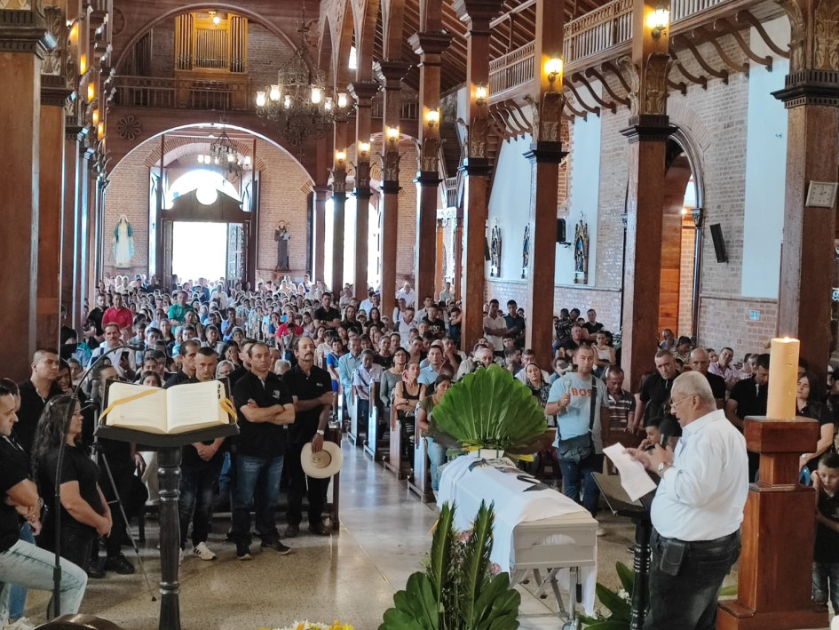 En la parroquia San Sebastián se efectuó la misa. En la parroquia San Sebastián se efectuó la misa.