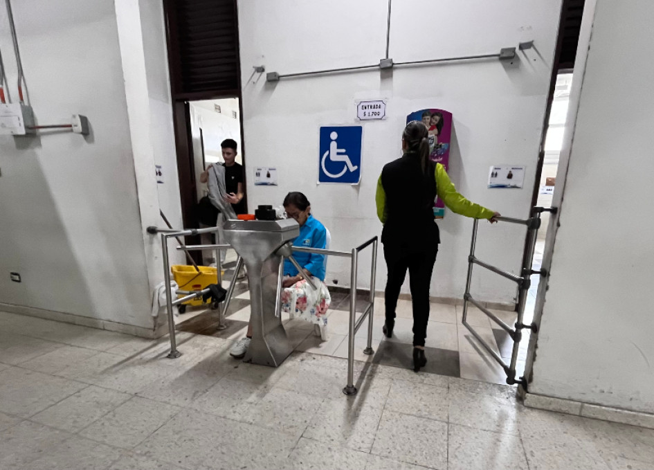 El servicio de sanitarios públicos debería ser un componente esencial del amoblamiento urbano, pero en la mayoría de ciudades, entre ellas Manizales, es un servicio por el que hay que pagar. El servicio de sanitarios públicos debería ser un componente esencial del amoblamiento urbano, pero en la mayoría de ciudades, entre ellas Manizales, es un servicio por el que hay que pagar.