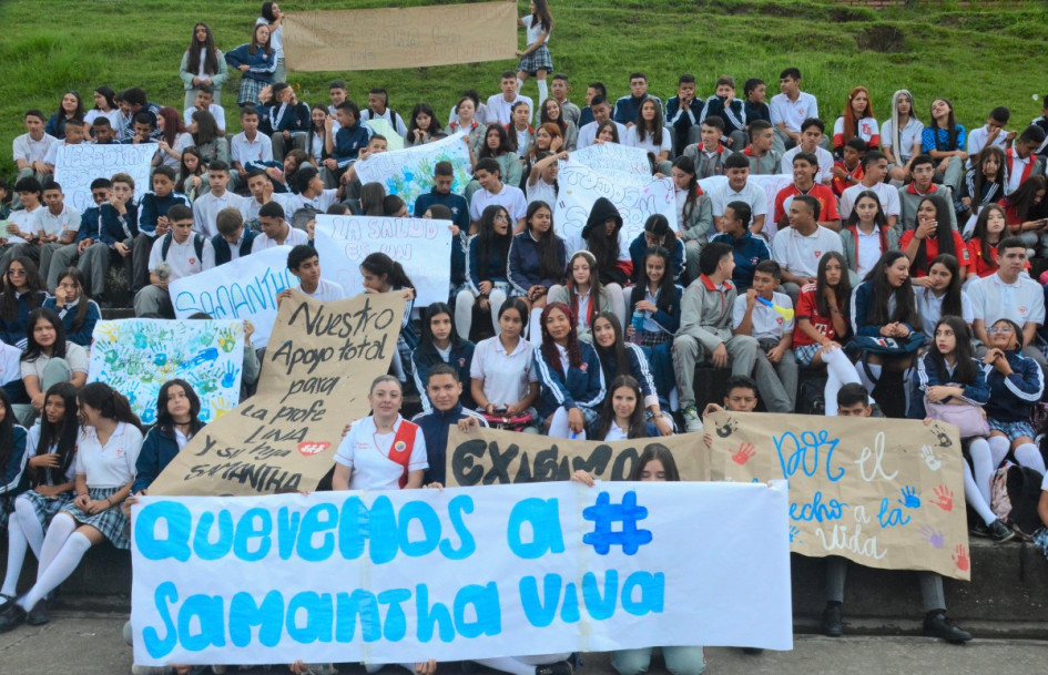 El pasado miércoles, el colegio Fe y Alegría La Paz de Manizales, donde estudia Samantha y da clases Lina, su madre, hicieron una manifestación exigir la entrega de medicamentos para la niña. El pasado miércoles, el colegio Fe y Alegría La Paz de Manizales, donde estudia Samantha y da clases Lina, su madre, hicieron una manifestación exigir la entrega de medicamentos para la niña.