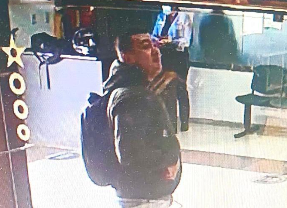 Este es el hombre que llegó al estadio Palogrande y que se hizo pasar por funcionario de la Alcaldía de Manizales. Este es el hombre que llegó al estadio Palogrande y que se hizo pasar por funcionario de la Alcaldía de Manizales.