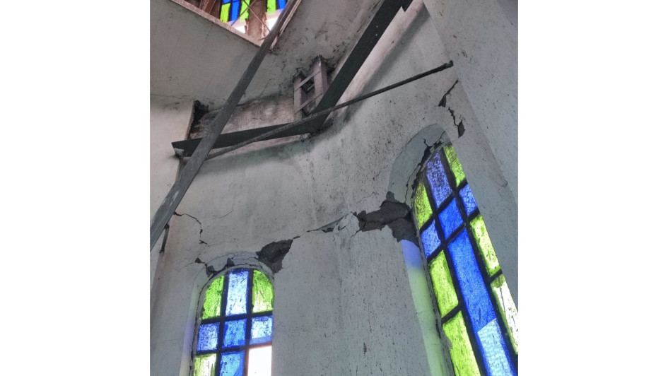 La torre de la parroquia tiene tarjaduras internas y externas.