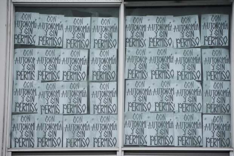 “Con autonomía y sin permiso”. Ese es un lema de los tomistas en la Universidad Nacional sede Manizales, cuyo bloque C sigue bloqueado e incluye carteles pegados en ventanas y paredes como este. “Con autonomía y sin permiso”. Ese es un lema de los tomistas en la Universidad Nacional sede Manizales, cuyo bloque C sigue bloqueado e incluye carteles pegados en ventanas y paredes como este.