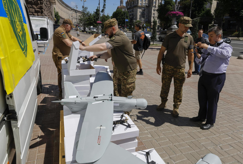 Los militares revisan los drones durante la ceremonia de entrega de automóviles y drones a los militares ucranianos en el centro de Kiev. Los militares revisan los drones durante la ceremonia de entrega de automóviles y drones a los militares ucranianos en el centro de Kiev.