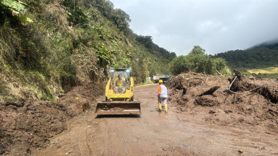 Este fin de semana se presentaron tres derrumbes. Dos en esta vía hasta Murillo y uno más en la parte interna del Parque Natural Los Nevados que dejó incomunicadas a 32 visitantes Manizales -Murillo