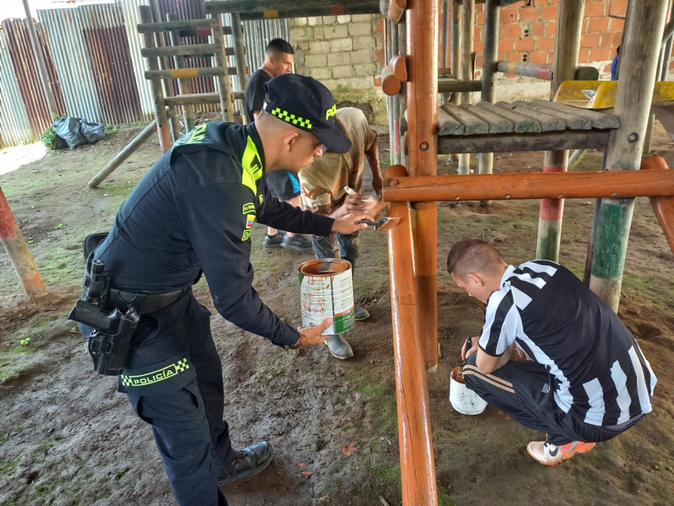 Policías, docentes y comunidad se unieron con el objetivo de recuperar el parque. Policías, docentes y comunidad se unieron con el objetivo de recuperar el parque.