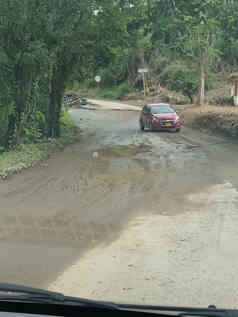 El hueco en el sector de la Ermita estaba empeorando por las lluvias, según denunciantes. El hueco en el sector de la Ermita estaba empeorando por las lluvias, según denunciantes.
