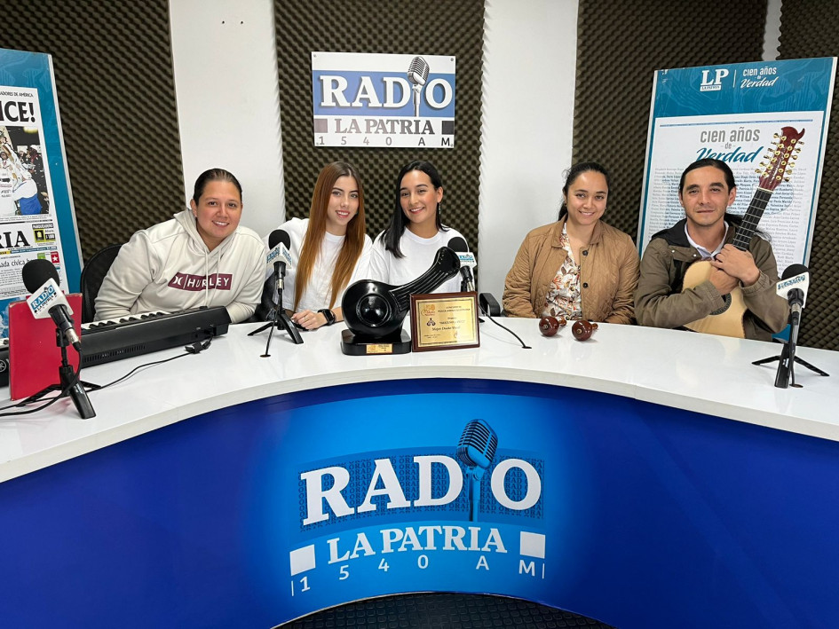 María José Valencia, Andreina Restrepo, Jennifer Castillo, Mauricio Salazar y Lina Abrito, integrantes del Dueto Florecer Andino y ganadores del Mono Núñez, integrantes del Dueto Florecer Andino. María José Valencia, Andreina Restrepo, Jennifer Castillo, Mauricio Salazar y Lina Abrito, integrantes del Dueto Florecer Andino y ganadores del Mono Núñez, integrantes del Dueto Florecer Andino.