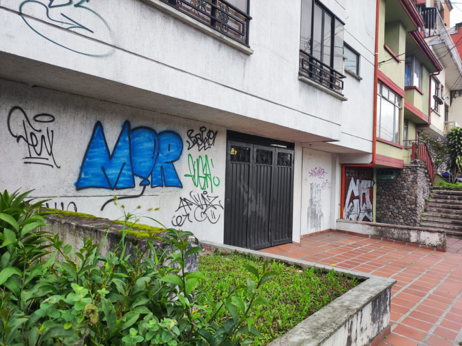 Residentes del barrio La Arboleda se quejan por la vandalización de las fachadas de sus viviendas. Reclaman por la presencia de garabatos y rayones en las paredes, situación que viene desde hace cinco años y los tiene indignados. Piden a las autoridades tomar medidas. Residentes del barrio La Arboleda se quejan por la vandalización de las fachadas de sus viviendas. Reclaman por la presencia de garabatos y rayones en las paredes, situación que viene desde hace cinco años y los tiene indignados. Piden a las autoridades tomar medidas.