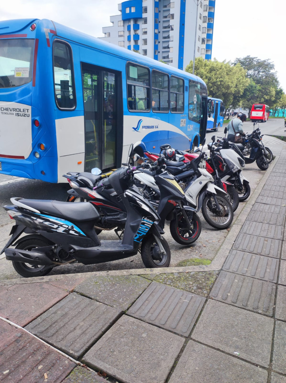 V Filas de motos llegan desde las 8:00 a.m.
