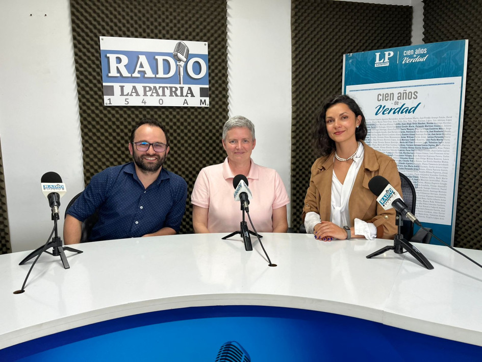 Matías Marín, director de Relaciones Internacionales de la Universidad Católica de Manizales; Melanie Farrimond, del programa de Transición a la Educación Superior de Canadá y Caterin Estrada, directora de Manizales Campus Universitario Matías Marín, director de Relaciones Internacionales de la Universidad Católica de Manizales; Melanie Farrimond, del programa de Transición a la Educación Superior de Canadá y Caterin Estrada, directora de Manizales Campus Universitario