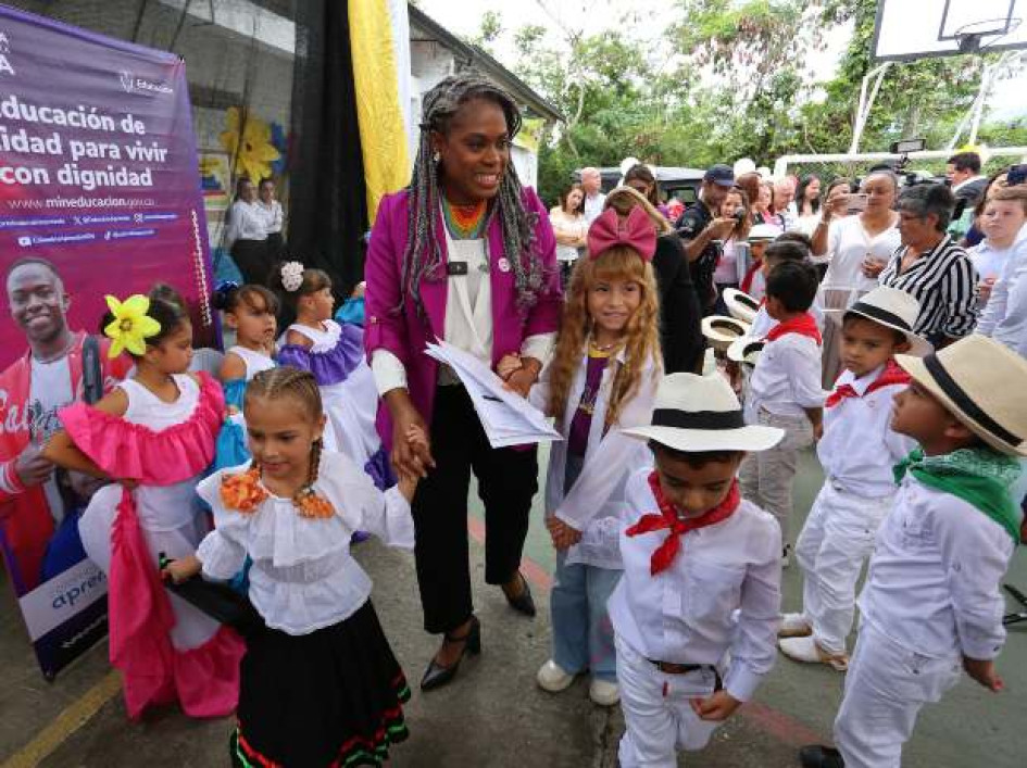 El colegio Miguel Antonio Caro, de la vereda Cuchilla del Salado de Manizales, recibirá hoy a la ministra de Educación, Aurora Vergara. Allí presentará el programa Centros de Interés en Ciencia Tecnología e Innovación El colegio Miguel Antonio Caro, de la vereda Cuchilla del Salado de Manizales, recibirá hoy a la ministra de Educación, Aurora Vergara. Allí presentará el programa Centros de Interés en Ciencia Tecnología e Innovación