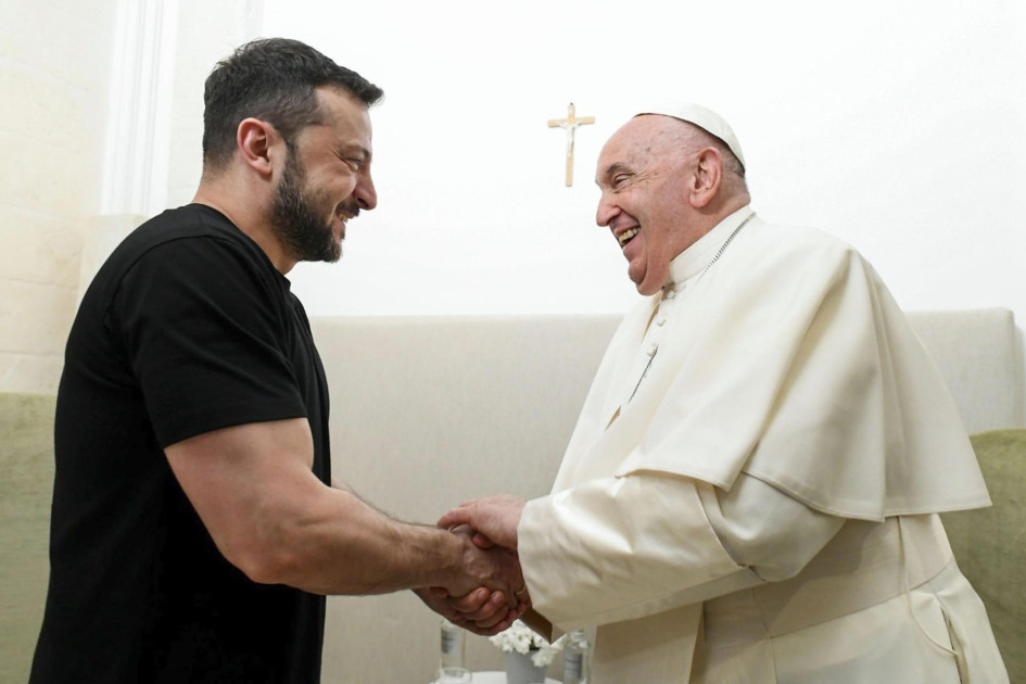 El papa Francisco (d) se reúne con el presidente ucraniano Vlodomir Zelenski (i) en Apulia. El papa Francisco (d) se reúne con el presidente ucraniano Vlodomir Zelenski (i) en Apulia.