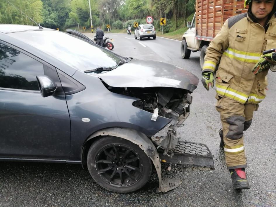 Así quedó el carro luego de chocarse contra un separador en la vía. Así quedó el carro luego de chocarse contra un separador en la vía.