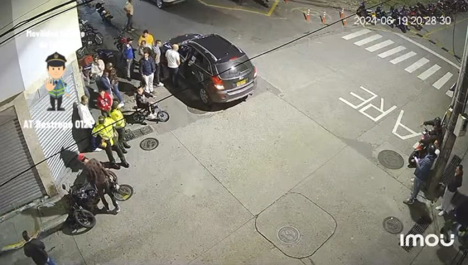 A través de cámaras de seguridad del sector del parque principal de Manzanares (Caldas) quedó registrado el accidente de tránsito. A través de cámaras de seguridad del sector del parque principal de Manzanares (Caldas) quedó registrado el accidente de tránsito.