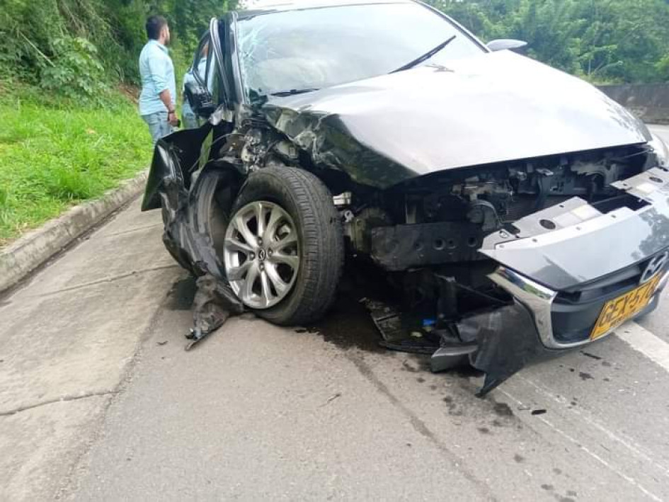 Así quedó el carro tras chocar contra un separador de las obras en la vía Manizales - Medellín. Así quedó el carro tras chocar contra un separador de las obras en la vía Manizales - Medellín.