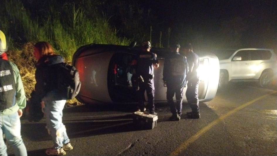 Un carro Volkswagen modelo 2017 se volcó este lunes en el sector de Los Naranjos, en la vía Neira - Manizales. Un carro Volkswagen modelo 2017 se volcó este lunes en el sector de Los Naranjos, en la vía Neira - Manizales.