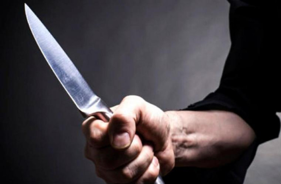 Hombre sosteniendo un cuchillo Hombre sosteniendo un cuchillo