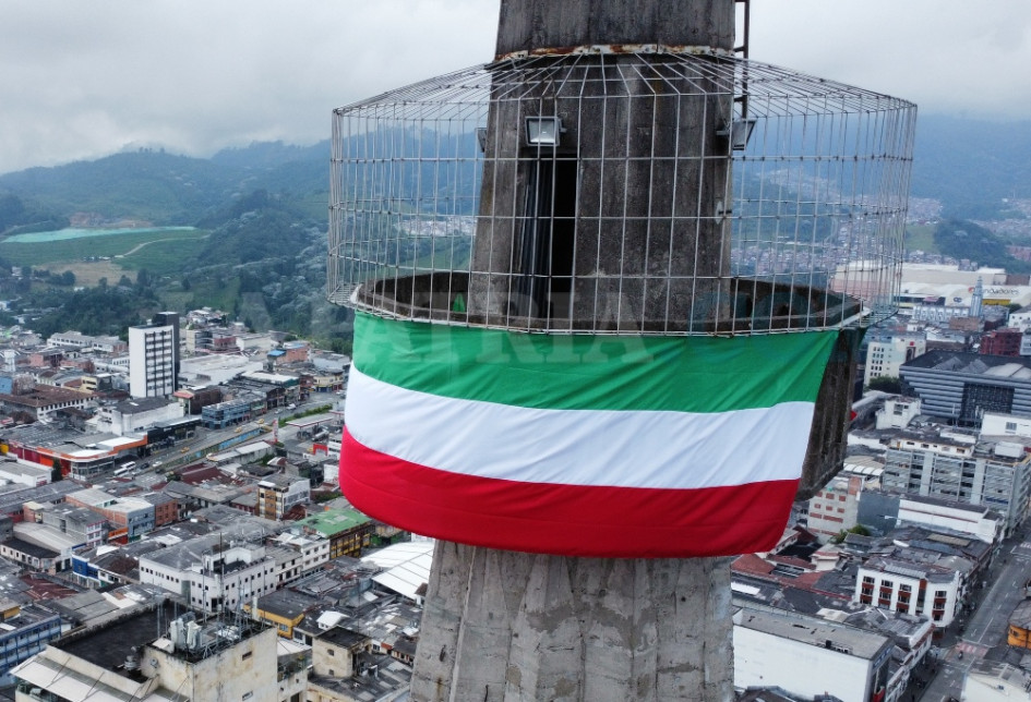 Dos símbolos de Manizales en una imagen: la Catedral y la bandera del Once Caldas. El Blanco celebra 20 años del título de la Copa Libertadores. Dos símbolos de Manizales en una imagen: la Catedral y la bandera del Once Caldas. El Blanco celebra 20 años del título de la Copa Libertadores.