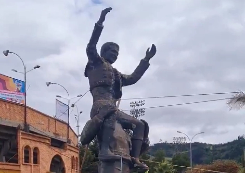 Retiro de la estatua del torero César Rincón en Duitama (Boyacá). Retiro de la estatua del torero César Rincón en Duitama (Boyacá).