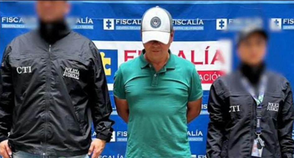 El expolicía manizaleño Julián Alberto Quintero Agudelo le pidió al vigilante de la portería que llamara a la Policía y se entregó, con el arma del asesinato. El expolicía manizaleño Julián Alberto Quintero Agudelo le pidió al vigilante de la portería que llamara a la Policía y se entregó, con el arma del asesinato.