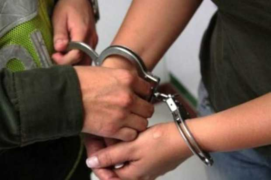 Hombre con esposas capturado por la Policía Hombre con esposas capturado por la Policía