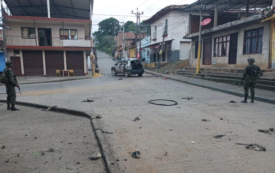 Fotografía cedida por las Fuerzas Militares de Colombia, de militares mientras vigilan junto a un carro que explotó este viernes en el corregimiento de Robles, Jamundí (Valle del Cauca). Fotografía cedida por las Fuerzas Militares de Colombia, de militares mientras vigilan junto a un carro que explotó este viernes en el corregimiento de Robles, Jamundí (Valle del Cauca).