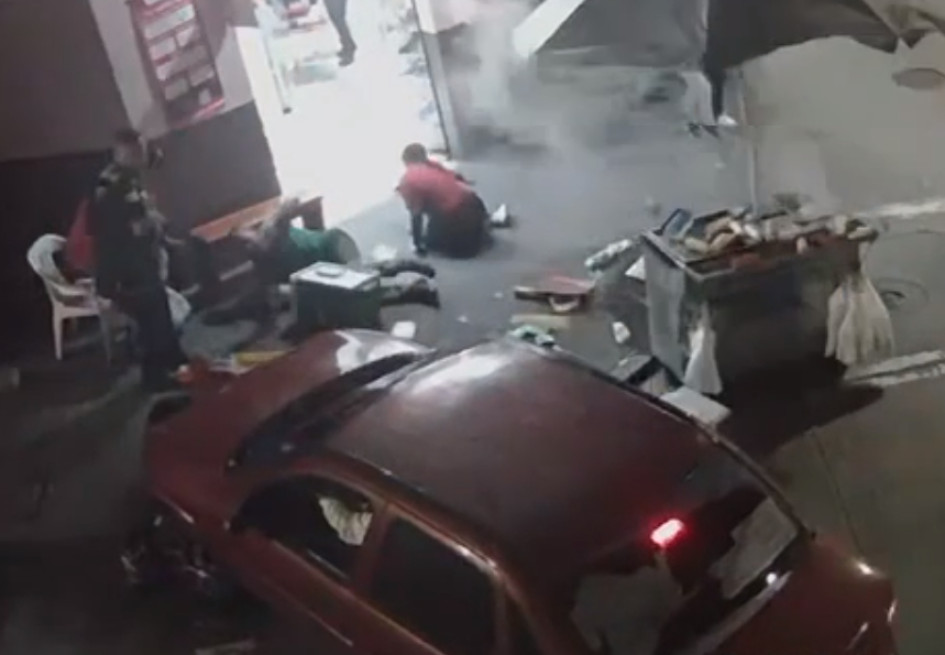 En una cámara de seguridad quedó registrado el momento en el que un carro chocó un puesto de comidas rápidas y lesionó a una persona en el barrio Linares, de Manizales. En una cámara de seguridad quedó registrado el momento en el que un carro chocó un puesto de comidas rápidas y lesionó a una persona.