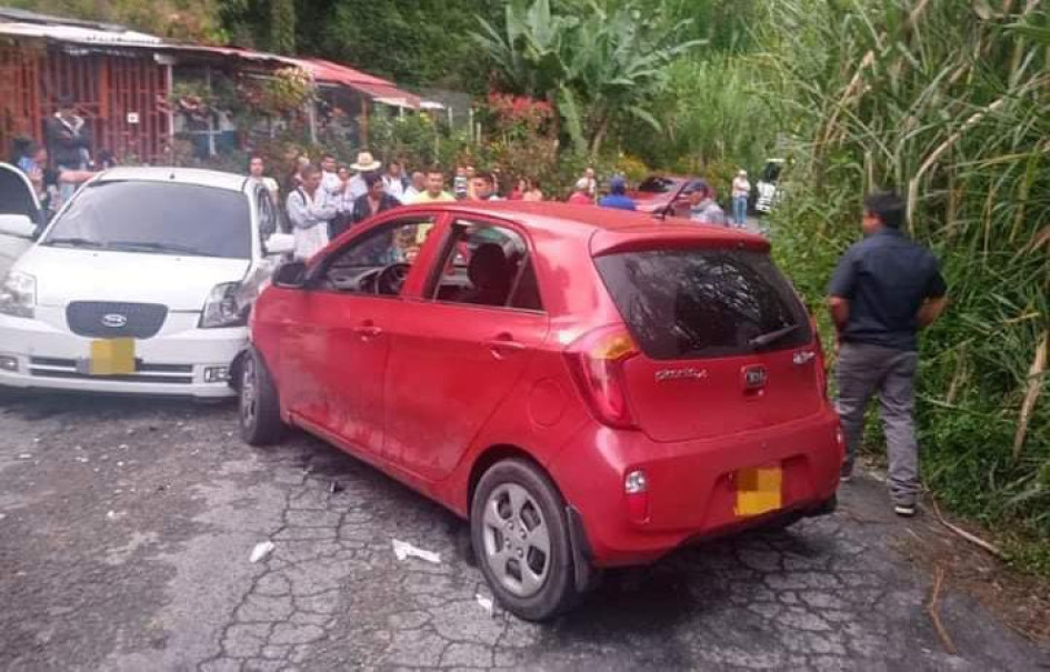 En el choque entre estos dos carros resultó lesionado el menor de 28 meses. En el choque entre estos dos carros resultó lesionado el menor de edad.