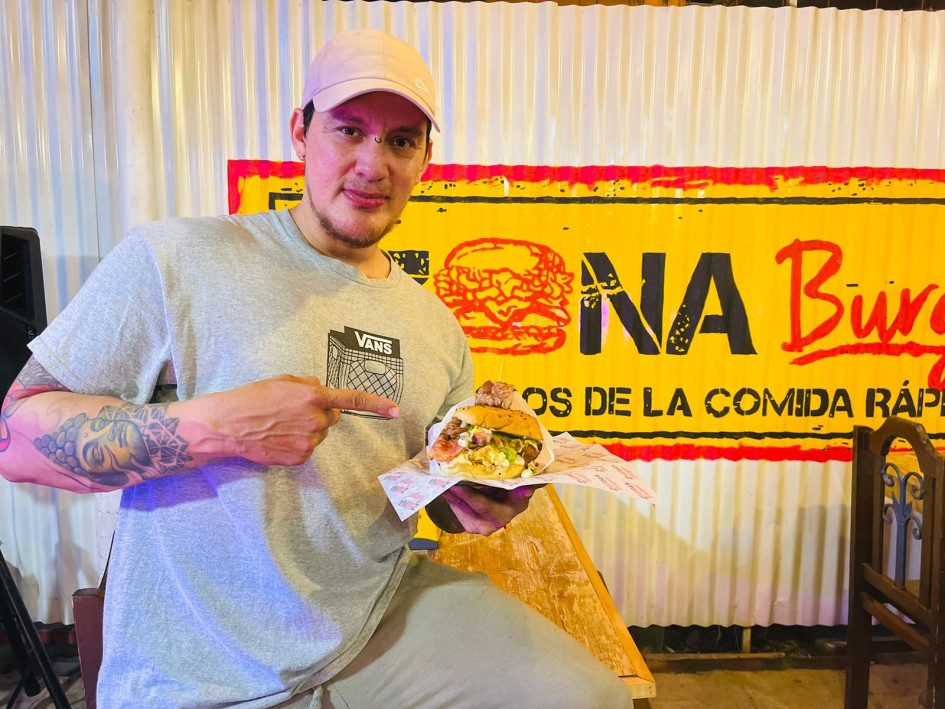 Un comensal posó con la hamburguesa que degustó en Zona Burger. Un comensal posó con la hamburguesa que degustó en Zona Burger.