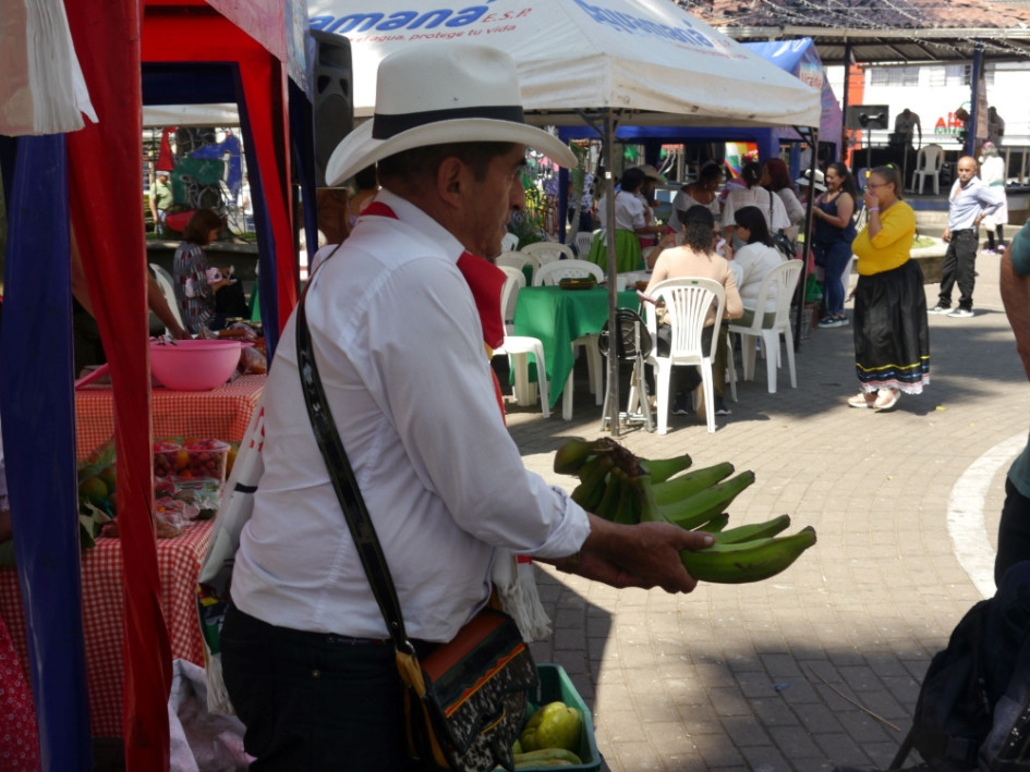 Comerciantes formales e informales de Villamaría se preparan para recibir las Ferias de la Horticultura del 27 de este mes al 1 de julio próximo. La Alcaldía local dispuso de varios eventos donde los empresarios podrán vender sus productos. Feria de la Horticultura de Villamaría