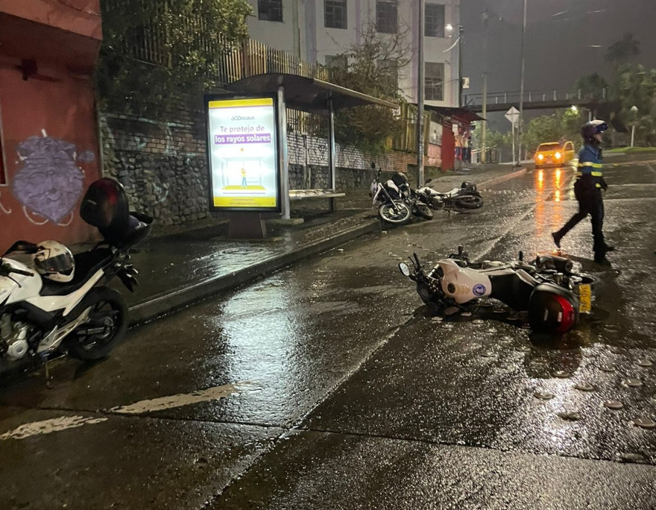 En la huida, el conductor del carro tumbó tres motos de los agentes de tránsito. En la huida, el conductor del carro tumbó tres motos de los agentes de tránsito.