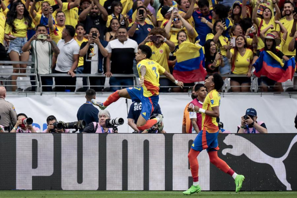 Luis Díaz (i) celebra con Johan Mojica luego de anotar el primer gol contra Costa Rica, un tanto de penalti, durante la primera mitad del partido de fútbol del grupo D de la Conmebol Copa América 2024 entre Colombia y Costa Rica, en Glendale, Arizona (EE.UU.). Luis Díaz (i) celebra con Johan Mojica luego de anotar el primer gol contra Costa Rica, un tanto de penalti, durante la primera mitad del partido de fútbol del grupo D de la Conmebol Copa América 2024 entre Colombia y Costa Rica, en Glendale, Arizona (EE.UU.).