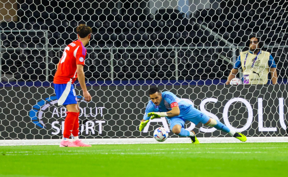 El portero chileno Claudio Bravo (d) ataja un balón durante el partido entre Perú y Chile en el grupo A de la Copa América 2024, en Arlington, Texas, EE.UU. El cuidapalos se convirtió en el jugador más longevo en disputar el torneo con 41 años y 68 días. El portero chileno Claudio Bravo (d) ataja un balón durante el partido entre Perú y Chile en el grupo A de la Copa América 2024, en Arlington, Texas, EE.UU.