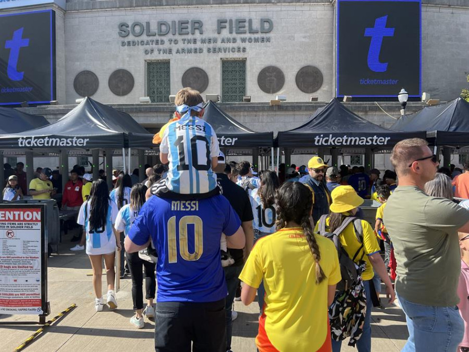 Seguidores argentinos y ecuatorianos asisten al partido amistoso preparatorio a la Copa América entre las selecciones de Argentina y Ecuador, en el estadio Soldier Field, en la ciudad de Chicago (Estados Unidos). Seguidores argentinos y ecuatorianos asisten al partido amistoso preparatorio a la Copa América entre las selecciones de Argentina y Ecuador, en el estadio Soldier Field, en la ciudad de Chicago (Estados Unidos).