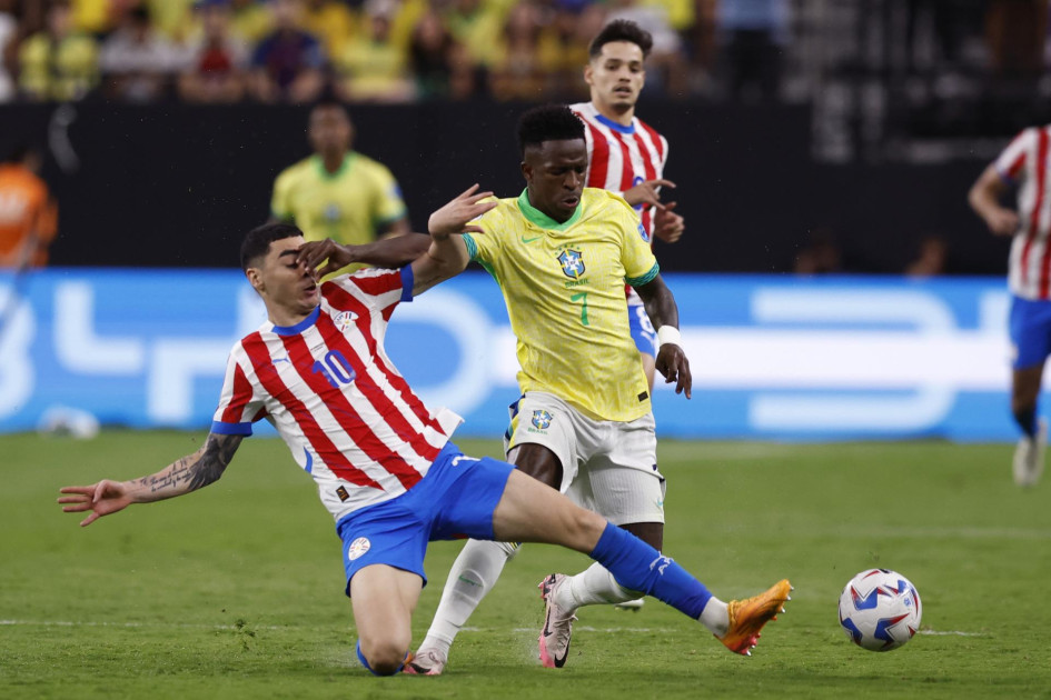 El mediocampista paraguayo Miguel Almirón (i) patea el balón del delantero brasileño Vinicius Junior (d) durante la segunda mitad del partido de fútbol del grupo D de la Copa América 2024 entre Paraguay y Brasil, en Las Vegas, Nevada (EE.UU.). El mediocampista paraguayo Miguel Almirón (i) patea el balón del delantero brasileño Vinicius Junior (d) durante la segunda mitad del partido de fútbol del grupo D de la Copa América 2024 entre Paraguay y Brasil, en Las Vegas, Nevada (EE.UU.).
