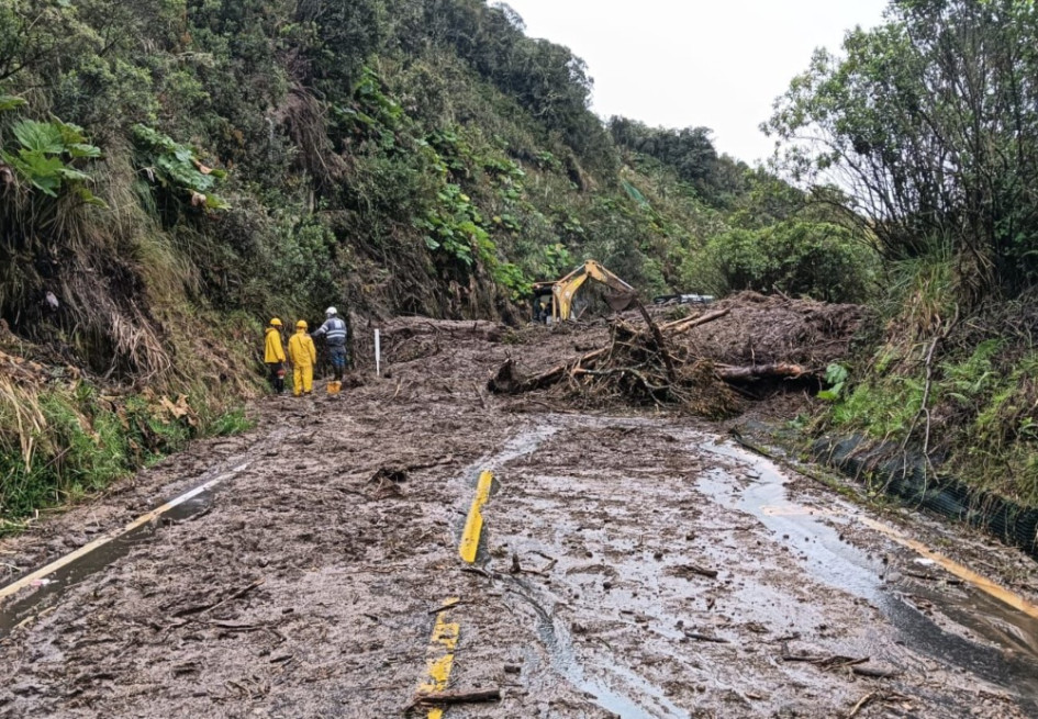 Este es el derrumbe que mantiene incomunicada a Manizales con el PNN Los Nevados y con Murillo (Tolima). 32 personas que estaban en el Parque no pueden salir. Este es el derrumbe que mantiene incomunicada a Manizales con el PNN Los Nevados y con Murillo (Tolima). 32 personas que estaban en el Parque no pueden salir.