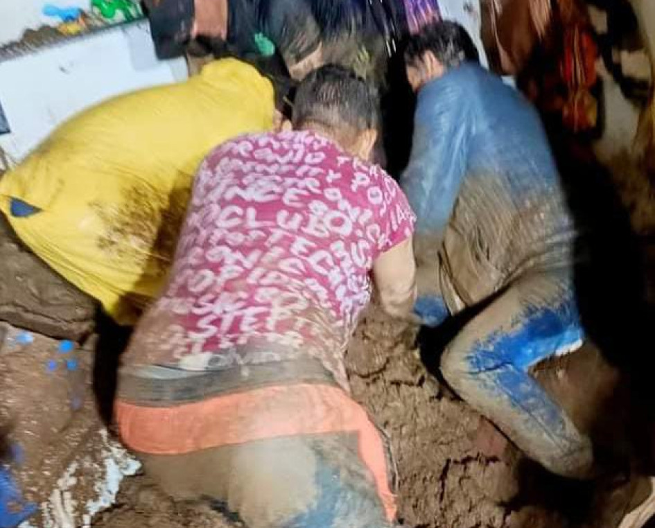 Autoridades, organismos de socorro y comunidad ayudan a rescatan a las personas que se vieron afectadas por el deslizamiento en Fresno (Tolima). Autoridades, organismos de socorro y comunidad ayudan a rescatan a las personas que se vieron afectadas por el deslizamiento en Fresno (Tolima).