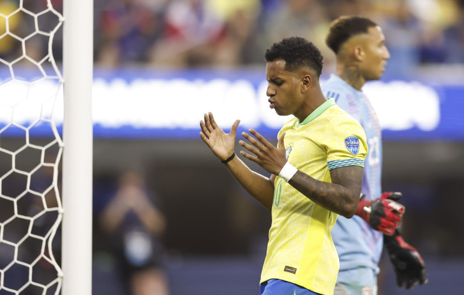 Rodrygo se lamenta por fallar una anotación. Rodrygo se lamenta por fallar una anotación.