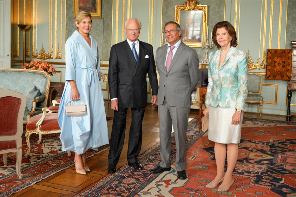 El presidente de Colombia, Gustavo Petro (segundo de izq. a der.), y la primera dama, Verónica Alcocer (izq.), almorzaron este jueves en el Palacio Real de Estocolmo junto a los reyes Carlos XVI Gustavo y Silvia de Suecia. El presidente de Colombia, Gustavo Petro (segundo de izq. a der.), y la primera dama, Verónica Alcocer (izq.), almorzaron este jueves en el Palacio Real de Estocolmo junto a los reyes Carlos XVI Gustavo y Silvia de Suecia.