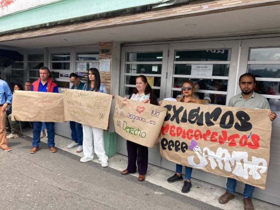 Docentes de Manizales acompañaron ayer a Lina Patricia Vanegas, madre de Samantha, en un plantón al frente del Instituto Universitario en Manizales. Ella espera que le den continuidad a la entrega de medicamentos para su hija. Docentes de Manizales acompañaron ayer a Lina Patricia Vanegas, madre de Samantha, en un plantón al frente del Instituto Universitario en Manizales. Ella espera que le den continuidad a la entrega de medicamentos para su hija.