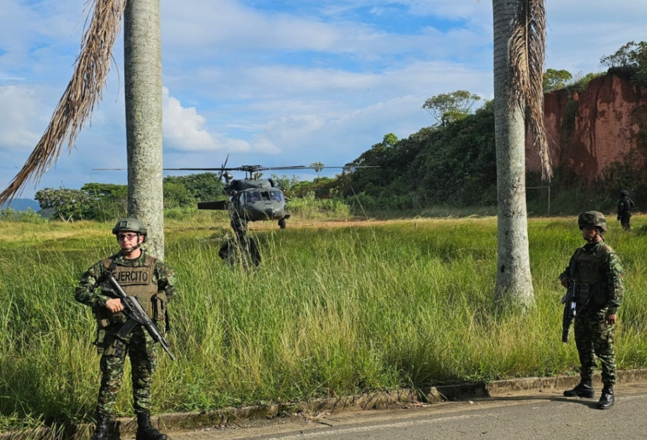 Helicópteros de las Fuerzas Militares fueron aterrizaron en zona rural de Jamundí (Valle del Cauca) para evacuar hacia Cali a Sigifredo Márquez Trujillo, papá de Francia Márquez, vicepresidenta de Colombia. Helicópteros de las Fuerzas Militares fueron aterrizaron en zona rural de Jamundí (Valle del Cauca) para evacuar hacia Cali a Sigifredo Márquez Trujillo, papá de Francia Márquez, vicepresidenta de Colombia.