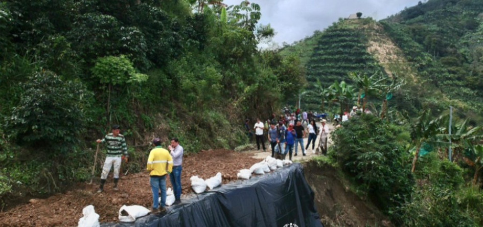 El alcalde de Anserma, Omar Reina, inspeccionó intervenciones en deslizamiento en la vereda La Rica. El alcalde de Anserma, Omar Reina, inspeccionó intervenciones en deslizamiento en la vereda La Rica.