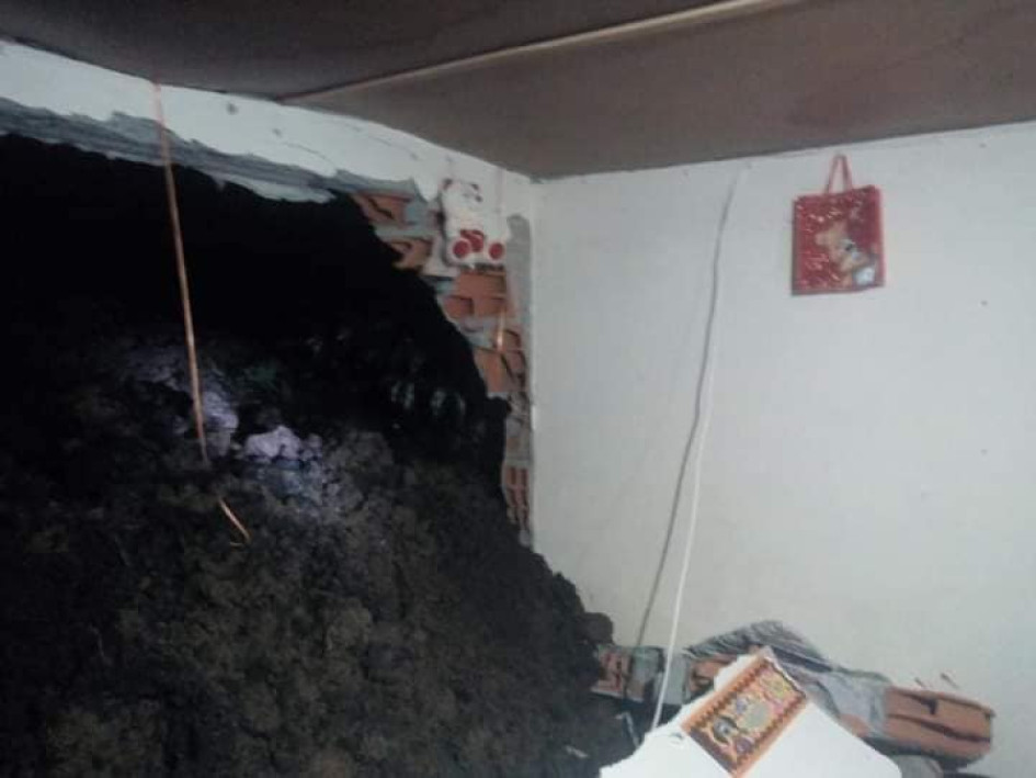 El alud de tierra arrasó con la pared de una vivienda en Guática (Risaralda). El alud de tierra arrasó con la pared de una vivienda en Guática (Risaralda).