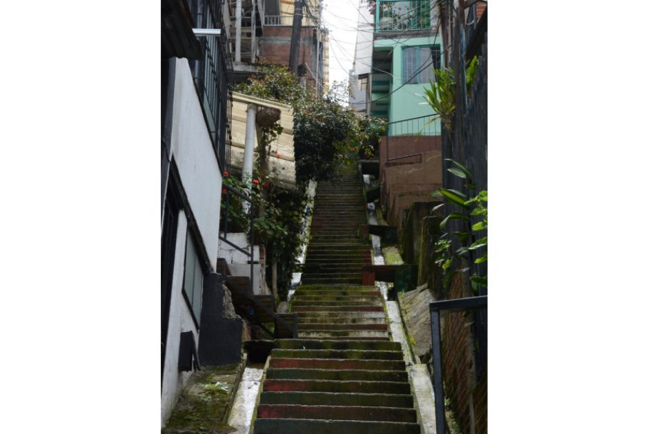 Estas escaleras requieren barandas y limpieza, sobre todo, teniendo en cuenta que se está transitando en época de lluvias. Estas escaleras requieren barandas y limpieza, sobre todo, teniendo en cuenta que se está transitando en época de lluvias.