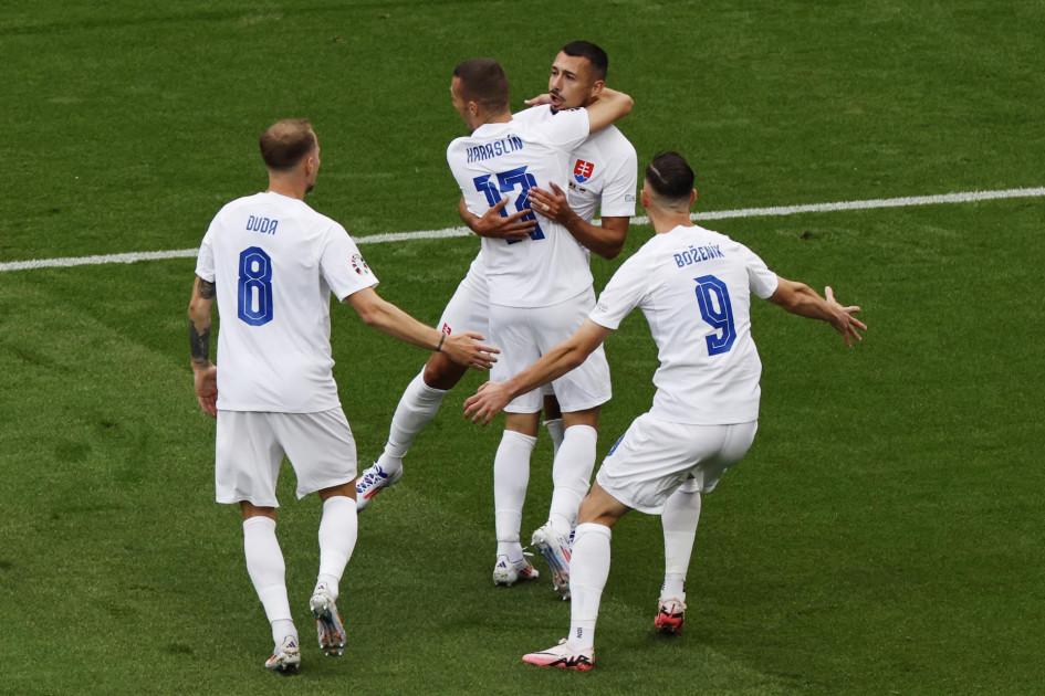 Ivan Schranz de Eslovaquia (2-d) celebra con sus compañeros marcar el 0-1 durante el partido del grupo E de la Eurocopa 2024 entre Bélgica y Eslovaquia, en Frankfurt Main, Alemania. Ivan Schranz de Eslovaquia (2-d) celebra con sus compañeros marcar el 0-1 durante el partido del grupo E de la Eurocopa 2024 entre Bélgica y Eslovaquia, en Frankfurt Main, Alemania.