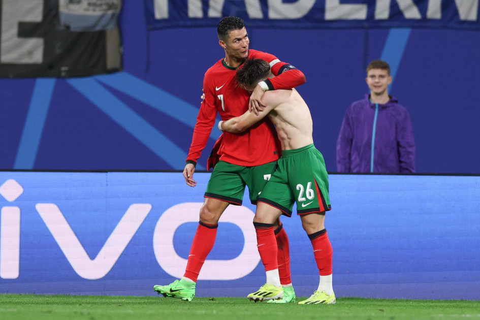El jugador portugués Francisco Conceicao (d) celebra con su compañero Cristiano Ronaldo tras marcar el segundo gol y darle la victoria a su equipo durante el partido de fútbol del grupo F de la Eurocopa 2024 entre Portugal y la República Checa, en Leipzig, Alemania. El jugador portugués Francisco Conceicao (d) celebra con su compañero Cristiano Ronaldo tras marcar el segundo gol y darle la victoria a su equipo durante el partido de fútbol del grupo F de la Eurocopa 2024 entre Portugal y la República Checa, en Leipzig, Alemania.