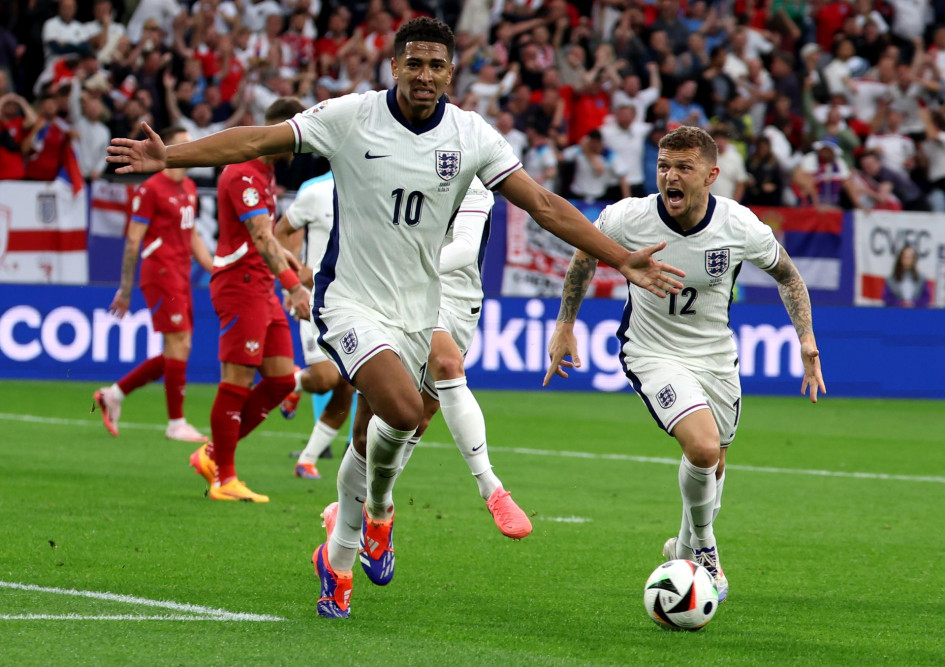 Jude Bellingham de Inglaterra (c) celebra el 1-0 con Kieran Trippier durante el partido del grupo C de la Eurocopa 2024 entre Serbia e Inglaterra en Gelsenkirchen, Alemania. Jude Bellingham de Inglaterra (c) celebra el 1-0 con Kieran Trippier durante el partido del grupo C de la Eurocopa 2024 entre Serbia e Inglaterra en Gelsenkirchen, Alemania.