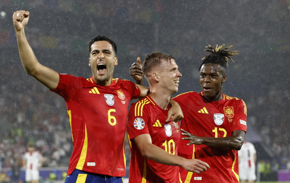 Dani Olmo de España (c) celebra con sus compañeros Mikel Merino (i) y Nico Williams (d) después de marcar el 4-1 durante el partido de fútbol de octavos de final de la Eurocopa 2024 entre España y Georgia, en Colonia (Alemania). Dani Olmo de España (c) celebra con sus compañeros Mikel Merino (i) y Nico Williams (d) después de marcar el 4-1 durante el partido de fútbol de octavos de final de la Eurocopa 2024 entre España y Georgia, en Colonia (Alemania).